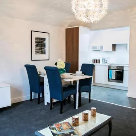 Stylish 2 Bedroom Penthouse Flat Near Town Centre Appartamento