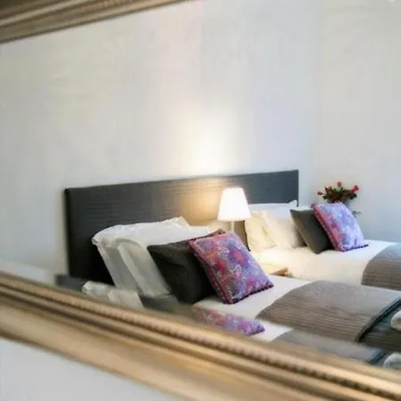 Stylish 2 Bedroom Penthouse Flat Near Town Centre *