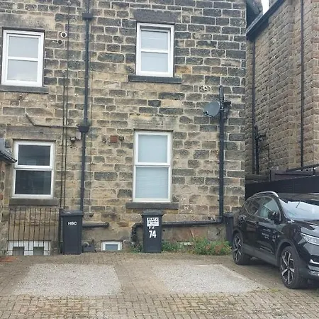 Stylish 2 Bedroom Penthouse Flat Near Town Centre *