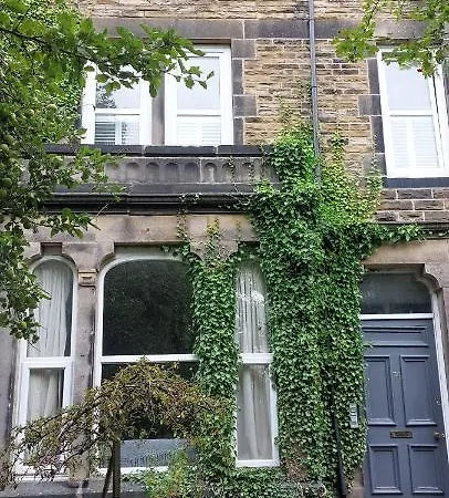 Stylish 2 Bedroom Penthouse Flat Near Town Centre *